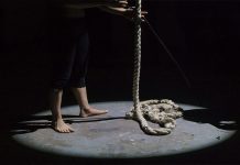 طفل ينتحر شنقا بعد توبيخه امام مصاحبيه