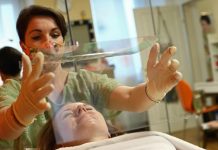 النمساويون يتوافدون على صالونات التجميل مع تخفيف قيود كورونا