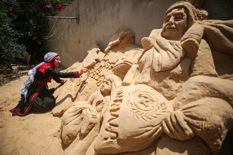 في يومهم العالمي.. منحوتة بغزة تُجسّد معاناة اللاجئين