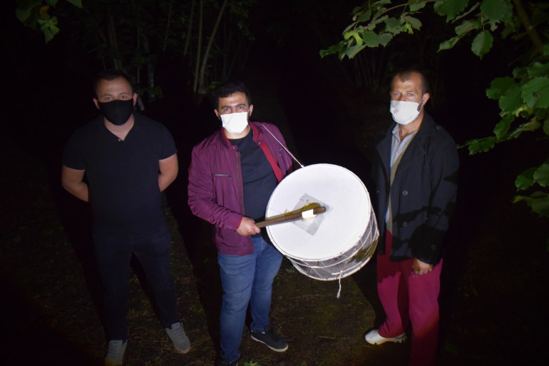 بالطبول.. أتراك يحمون حقول البندق من غزو الحيوانات البرية