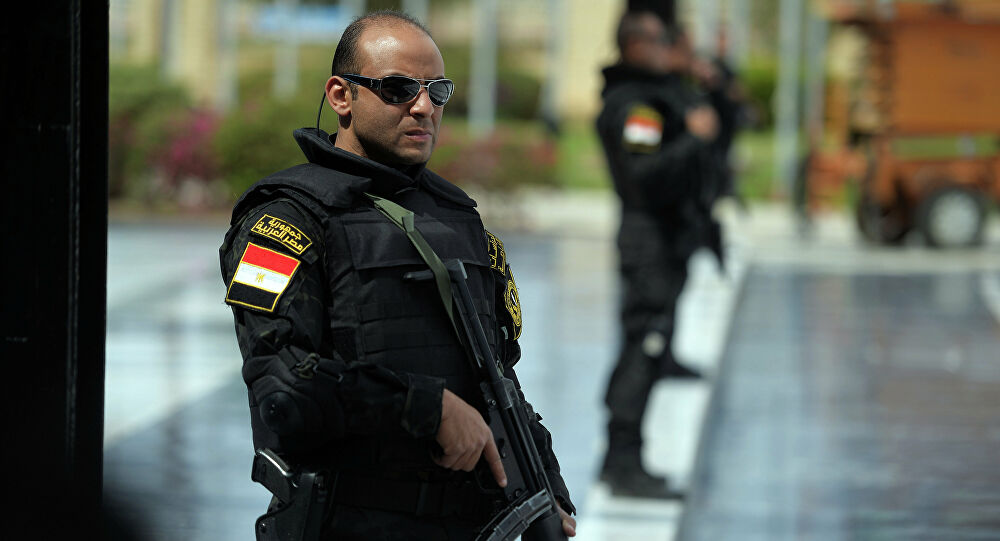 وزير الداخلية المصري يكرم بطل واقعة وزير الداخلية المصري يكرم بطل واقعة