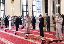 الرئيس السيسي يؤدي صلاة الجمعة بمسجد المشير طنطاوي.. ويلتقي كبار قادة الجيش الرئيس السيسي يؤدي صلاة الجمعة بمسجد المشير طنطاوي.. ويلتقي كبار قادة الجيش