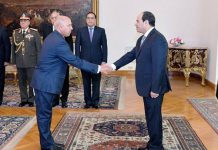 وزير النقل المصري يعترف للسيسي بخطأ ارتكبه وزير النقل المصري يعترف للسيسي بخطأ ارتكبه