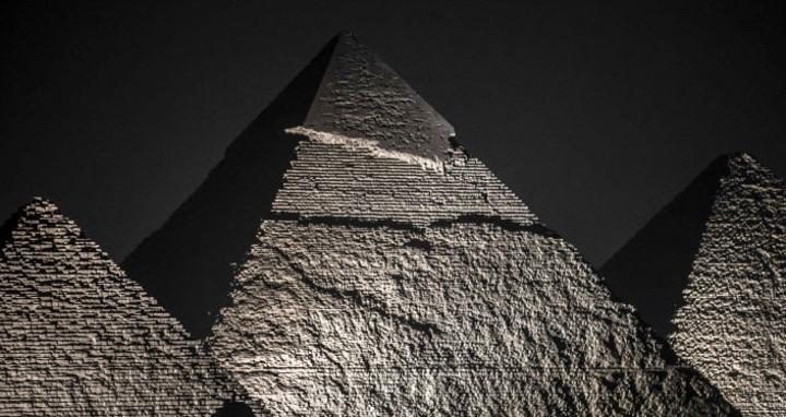 أول مشاهد من عملية نقل مركب الملك خوفو الضخم إلى المتحف المصري الكبير... فيديو أول مشاهد من عملية نقل مركب الملك خوفو الضخم إلى المتحف المصري الكبير... فيديو