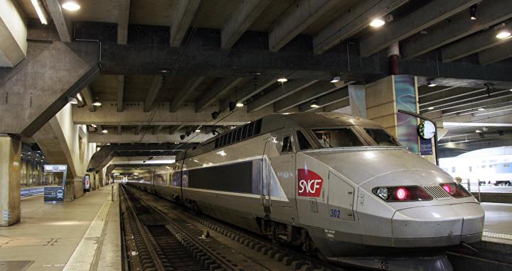 مصر توقع عقدا بقيمة 4.45 مليار دولار لإنشاء خط سكك حديدية فائق السرعة مصر توقع عقدا بقيمة 4.45 مليار دولار لإنشاء خط سكك حديدية فائق السرعة