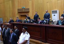 تخفيف حكم الطبيب المصري بواقعة “السجود للكلب”.. عام مع إيقاف التنفيذ تخفيف حكم الطبيب المصري بواقعة "السجود للكلب".. عام مع إيقاف التنفيذ