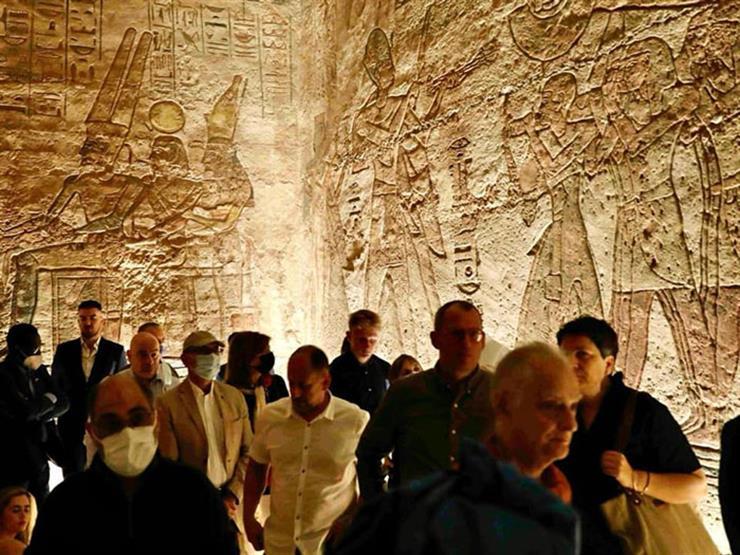 تحدث مرتين في العام.. وزير السياحة ومحافظ أسوان يشاهدان ظاهرة تعامد الشمس على وجه رمسيس الثاني - صور تحدث مرتين في العام.. وزير السياحة ومحافظ أسوان يشاهدان ظاهرة تعامد الشمس على وجه رمسيس الثاني - صور