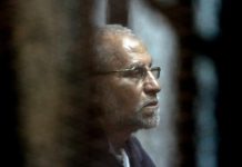 أسرة مرشد الإخوان المسلمين في مصر تخشى على حياته في السجن أسرة مرشد الإخوان المسلمين في مصر تخشى على حياته في السجن