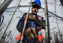 قطار مصر السريع عالق في محطته الأولى قطار مصر السريع عالق في محطته الأولى