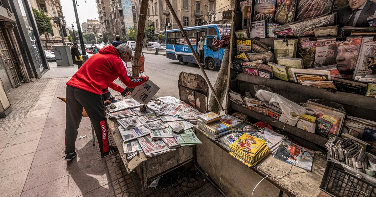 بائعو الجرائد والمجلات يعانون من أزمة الصحافة الورقية بائعو الجرائد والمجلات يعانون من أزمة الصحافة الورقية