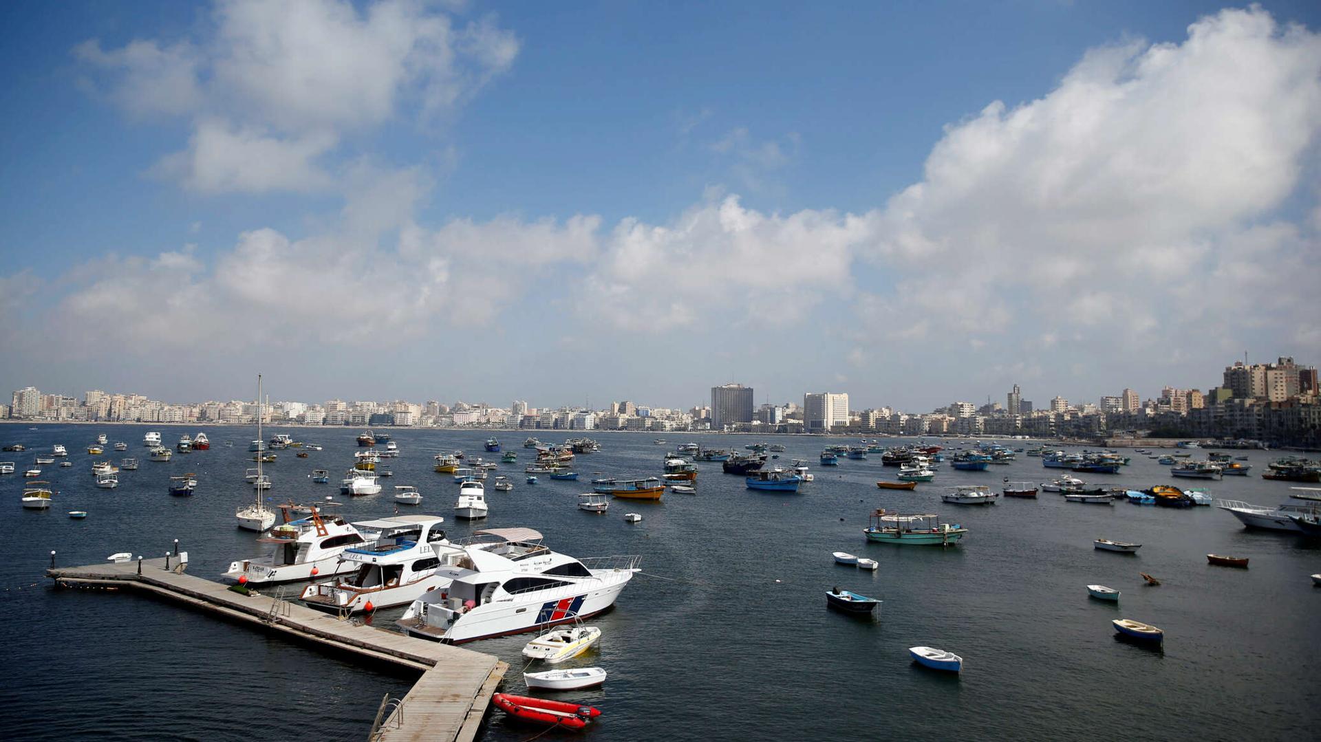 غرق سفينة لبنانية بالقرب من ميناء الإسكندرية شمالي مصر غرق سفينة لبنانية بالقرب من ميناء الإسكندرية شمالي مصر