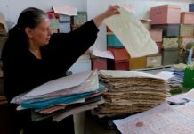 فنانة تشكيلية مصرية تحول المخلفات الزراعية إلى منتجات ورقية فنانة تشكيلية مصرية تحول المخلفات الزراعية إلى منتجات ورقية