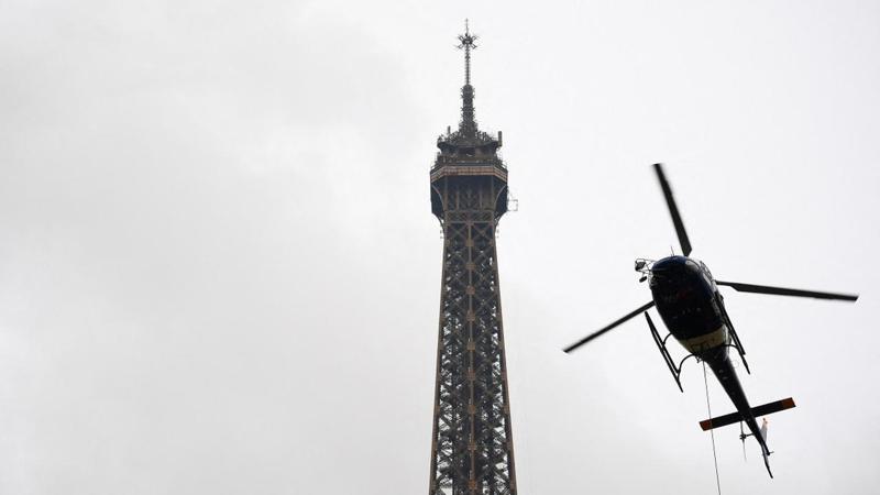 برج إيفل يزداد طولا برج إيفل يزداد طولا