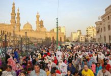 المصريون يصلون العيد في الساحات بأعداد غير مسبوقة: رسالة للسلطات المصريون يصلون العيد في الساحات بأعداد غير مسبوقة: رسالة للسلطات