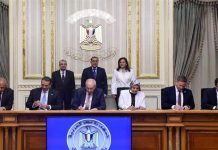 مدبولي يشهد التوقيع على مذكرة لإنتاج 300 ألف طن أمونيا خضراء من الطاقة النظيفة بالسخنة مدبولي يشهد التوقيع على مذكرة لإنتاج ٣٠٠ ألف طن أمونيا خضراء من الطاقة النظيفة بالسخنة