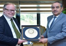 وزير الطيران يبحث مع سفير أيرلندا تشغيل خط طيران بين القاهرة ودبلن وزير الطيران يبحث مع سفير أيرلندا تشغيل خط طيران بين القاهرة ودبلن