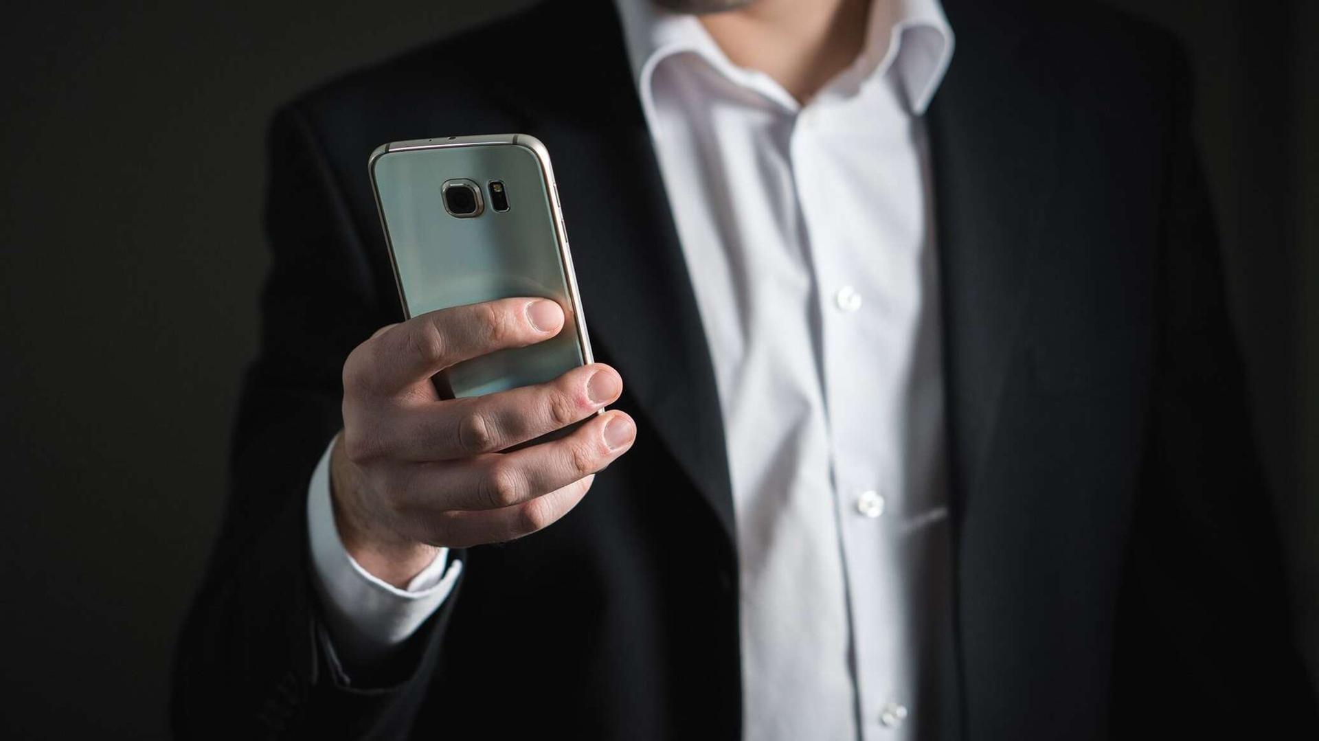 استخراج هاتف محمول من معدة شاب في مصر استخراج هاتف محمول من معدة شاب في مصر