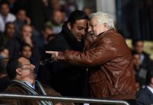 رئيس الزمالك المصري يثير الجدل بلافتة مسيئة رئيس الزمالك المصري يثير الجدل بلافتة مسيئة