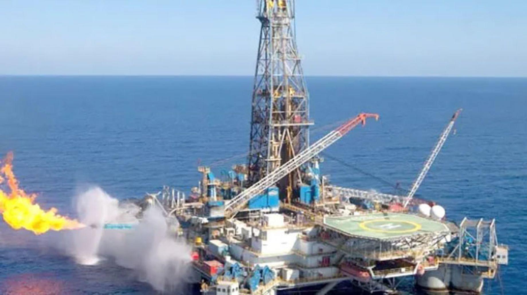 ارتفاع صادرات قطاع البترول لـ 12.9 مليار دولار
خلال 2021 ارتفاع صادرات قطاع البترول لـ 12.9 مليار دولار خلال 2021