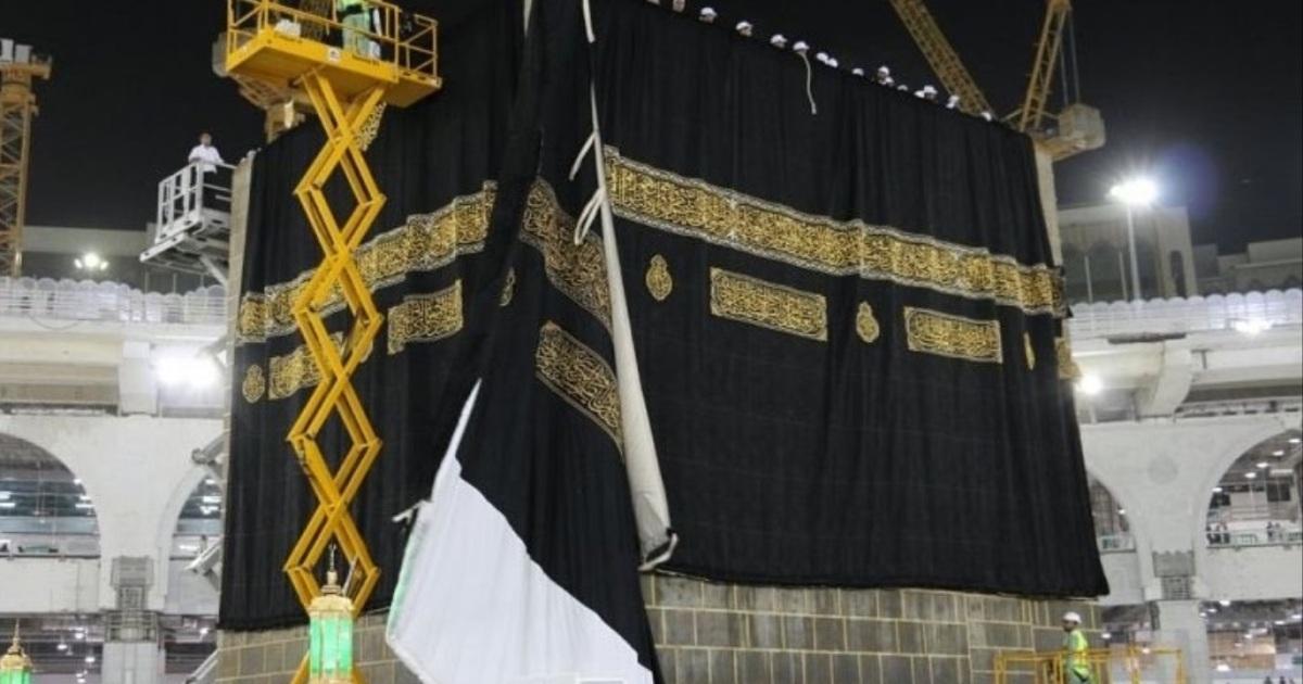 قصة أغلى ثوب في العالم.. أين تذهب كسوة الكعبة المشرفة بعد تبديلها؟ قصة أغلى ثوب في العالم.. أين تذهب كسوة الكعبة المشرفة بعد تبديلها؟