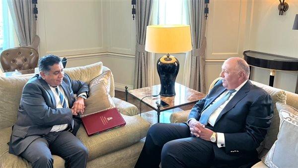 شكري يبحث العلاقات الثنائية مع وزير الدولة البريطاني لشئون شمال إفريقيا
