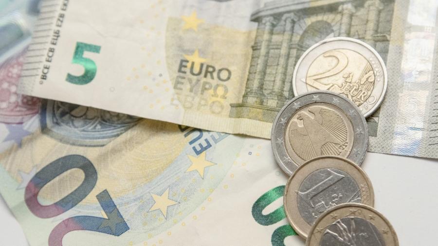 في سابقة منذ 2002.. اليورو يبلغ مستوى التكافؤ مع الدولار في سابقة منذ 2002.. اليورو يبلغ مستوى التكافؤ مع الدولار