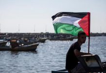 الجيشان الإسرائيلي والمصري يشتركان في تدمير مركب صيد فلسطيني الجيشان الإسرائيلي والمصري يشتركان في تدمير مركب صيد فلسطيني