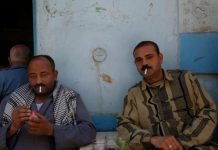 حرب على مهربي السجائر في مصر لزيادة حصيلة الضرائب حرب على مهربي السجائر في مصر لزيادة حصيلة الضرائب