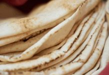 خبير مصري يكشف عن سعر صادم للخبز إذا وصل الدولار 30 جنيها في البلاد خبير مصري يكشف عن سعر صادم للخبز إذا وصل الدولار 30 جنيها في البلاد