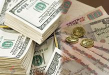 تجار في مصر يطلبون “الدفع بالدولار”؛ ما تداعيات ذلك؟ تجار في مصر يطلبون "الدفع بالدولار"؛ ما تداعيات ذلك؟