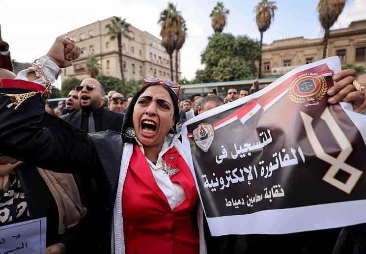 المحامون المصريون يرفضون قرار النقابة بوقف التصعيد وينظمون وقفة أمام مجلس الدولة ضد “الفاتورة الإلكترونية” المحامون المصريون يرفضون قرار النقابة بوقف التصعيد وينظمون وقفة أمام مجلس الدولة ضد “الفاتورة الإلكترونية”