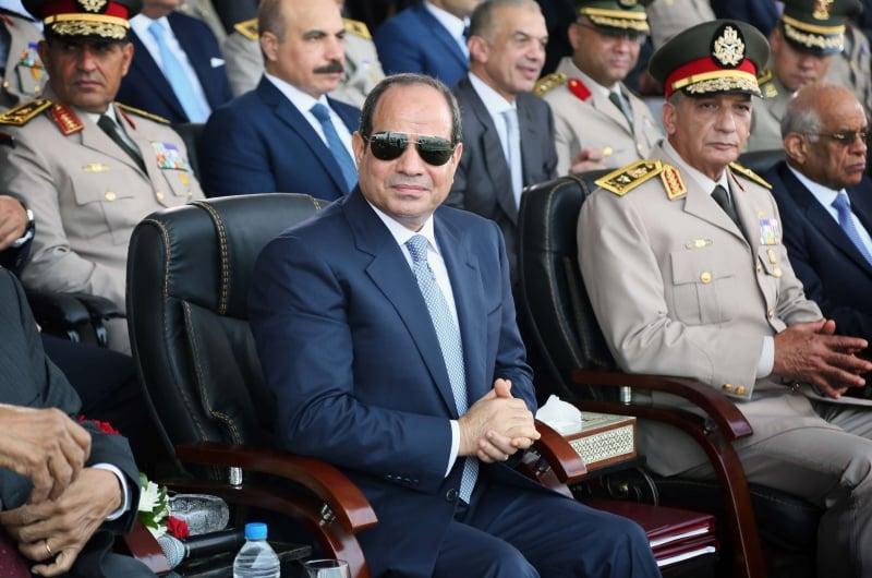 فايننشال تايمز: خيارات السيسي للمراوغة تضيق ولا يمكنه تجاهل دور الجيش في الاقتصاد المصري