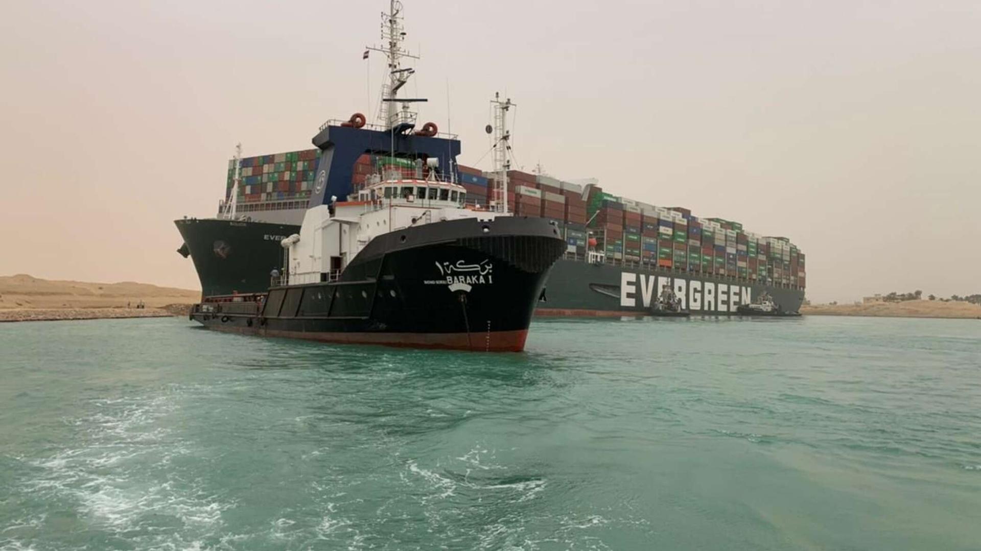 جنوح سفينة في قناة السويس دون تعطل حركة الملاحة جنوح سفينة في قناة السويس دون تعطل حركة الملاحة