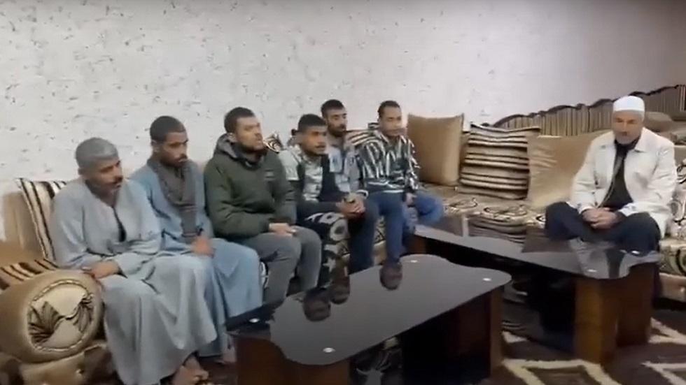 فيديو- المصريون المحررون من الاختطاف في ليبيا يتوجهون برسالة في أول ظهور لهم