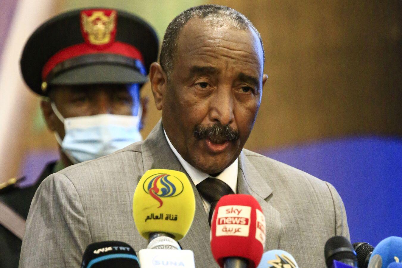 البرهان يلتقي سفير مصر لدى السودان ويناقشان سبل تسريع عملية إمداد السودان بالتيار الكهربائي البرهان يلتقي سفير مصر لدى السودان ويناقشان سبل تسريع عملية إمداد السودان بالتيار الكهربائي