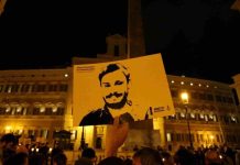 العشرات يعتصمون أمام محكمة إيطالية للمطالبة بمعاقبة قاتلي جوليو ريجيني العشرات يعتصمون أمام محكمة إيطالية للمطالبة بمعاقبة قاتلي جوليو ريجيني