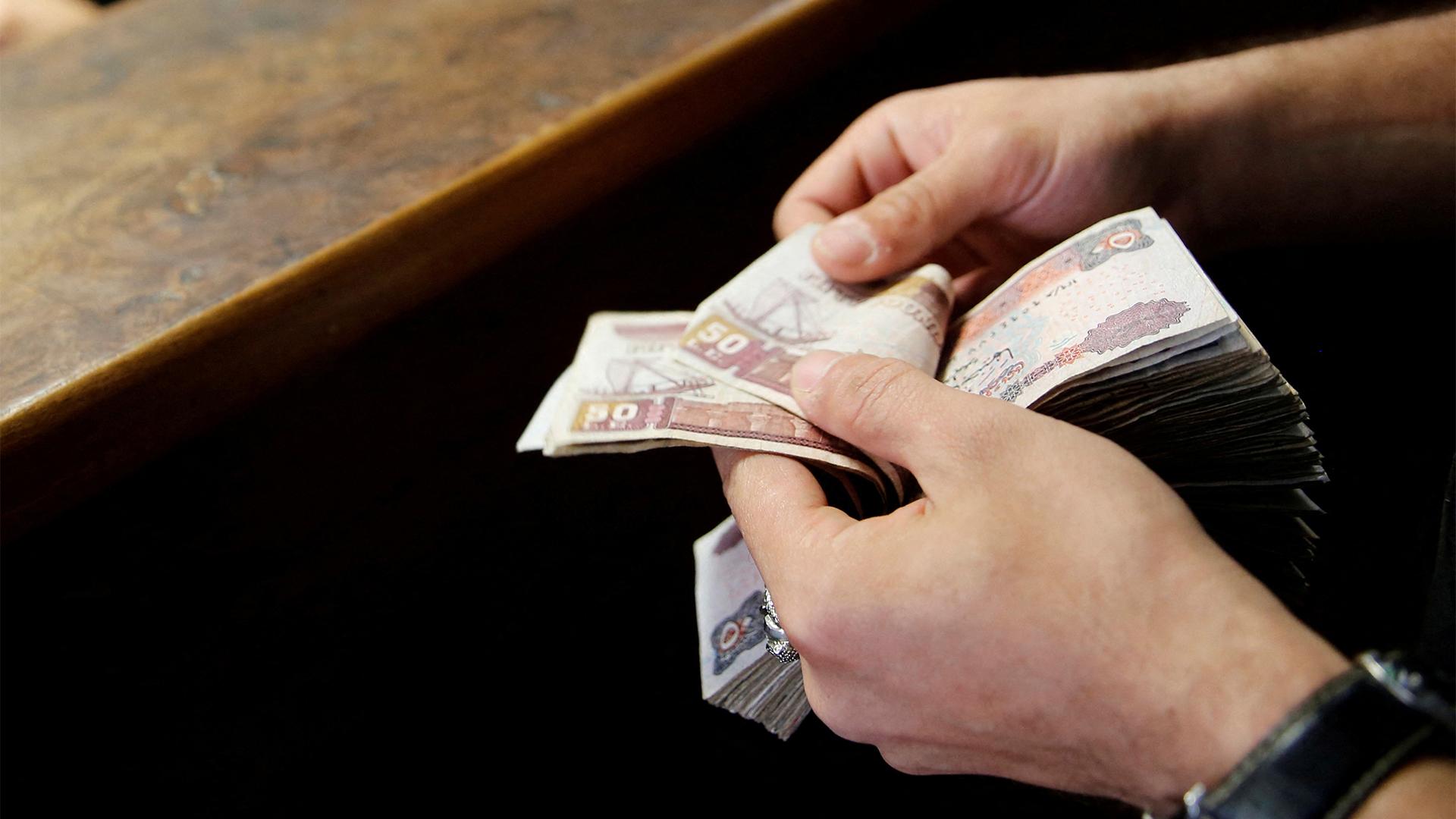 أزمة ديون مستمرة وتحذير من تزايد تدهور الجنيه أزمة ديون مستمرة وتحذير من تزايد تدهور الجنيه