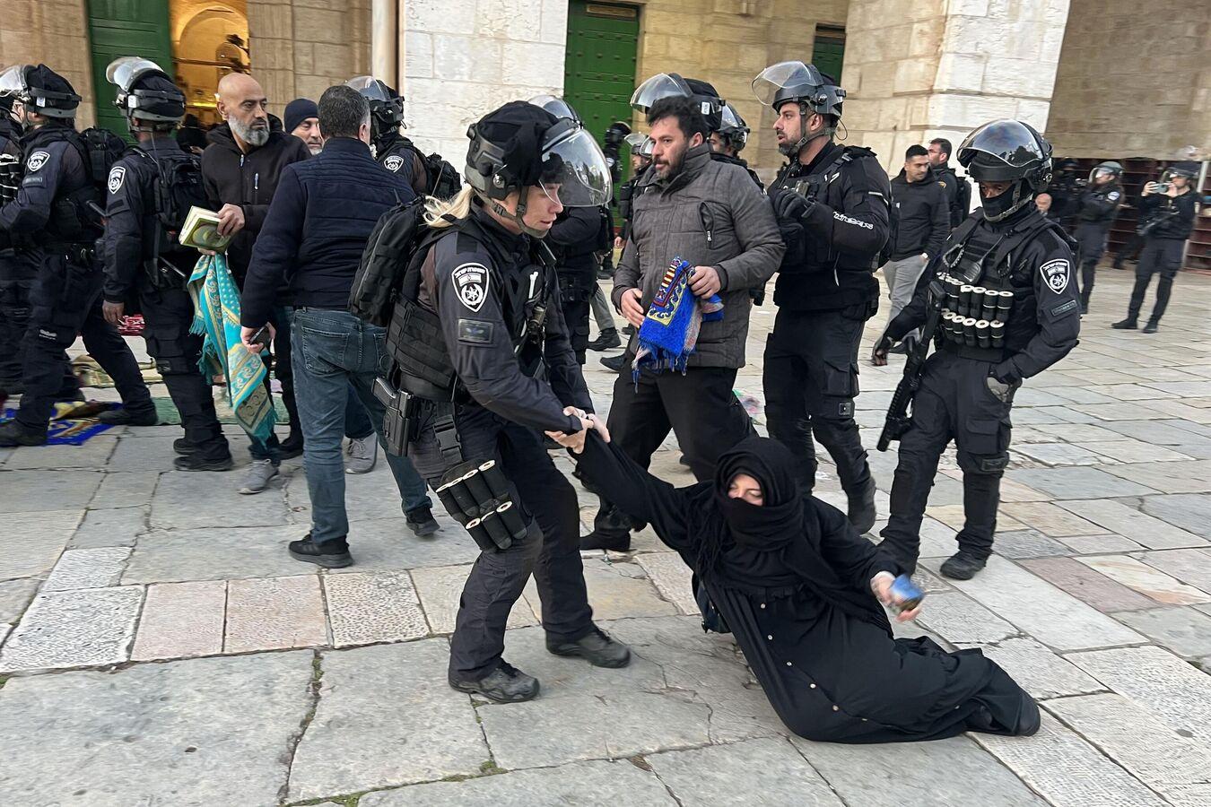 البرلمان المصري يدين الاعتداءات الإسرائيلية على المسجد الأقصى البرلمان المصري يدين الاعتداءات الإسرائيلية على المسجد الأقصى