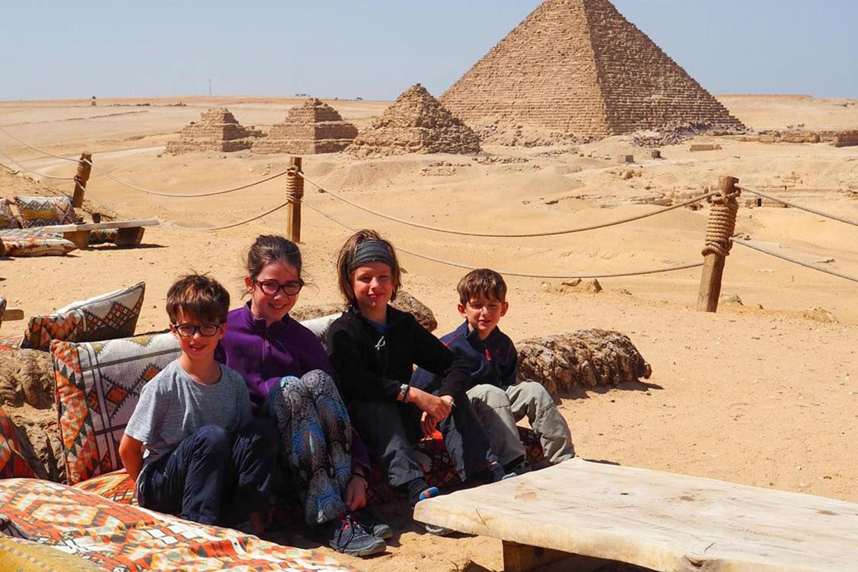 لخلق ذكريات لهم.. عائلة كندية تنهي من مصر جولة سياحية عالمية قبل فقدان أطفالها البصر بسبب لخلق ذكريات لهم.. عائلة كندية تنهي من مصر جولة سياحية عالمية قبل فقدان أطفالها البصر بسبب