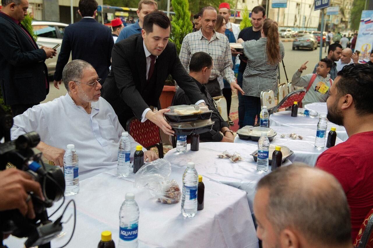 صور- السفارة الروسية في مصر تنظم مائدة إفطار لسكان حي الدقي