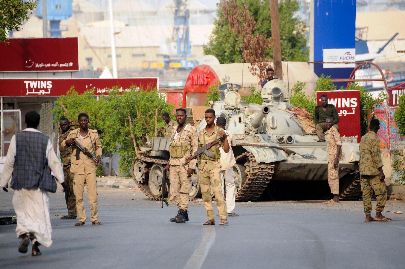 إجلاء البعثة الدبلوماسية الإندونيسية بالسودان عبر معبر قسطل الحدودي مع مصر إجلاء البعثة الدبلوماسية الإندونيسية بالسودان عبر معبر قسطل الحدودي مع مصر
