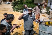 مطالب بالإفراج عن 6 عمال مصريين في عيد العمال مطالب بالإفراج عن 6 عمال مصريين في عيد العمال