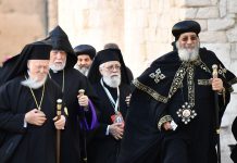 الكنيسة المصرية تقدم رفات 15 مواطنا قتلوا في ليبيا هدية للفاتيكان.. والبابا فرنسيس يتخذ قرارا الكنيسة المصرية تقدم رفات 15 مواطنا قتلوا في ليبيا هدية للفاتيكان.. والبابا فرنسيس يتخذ قرارا