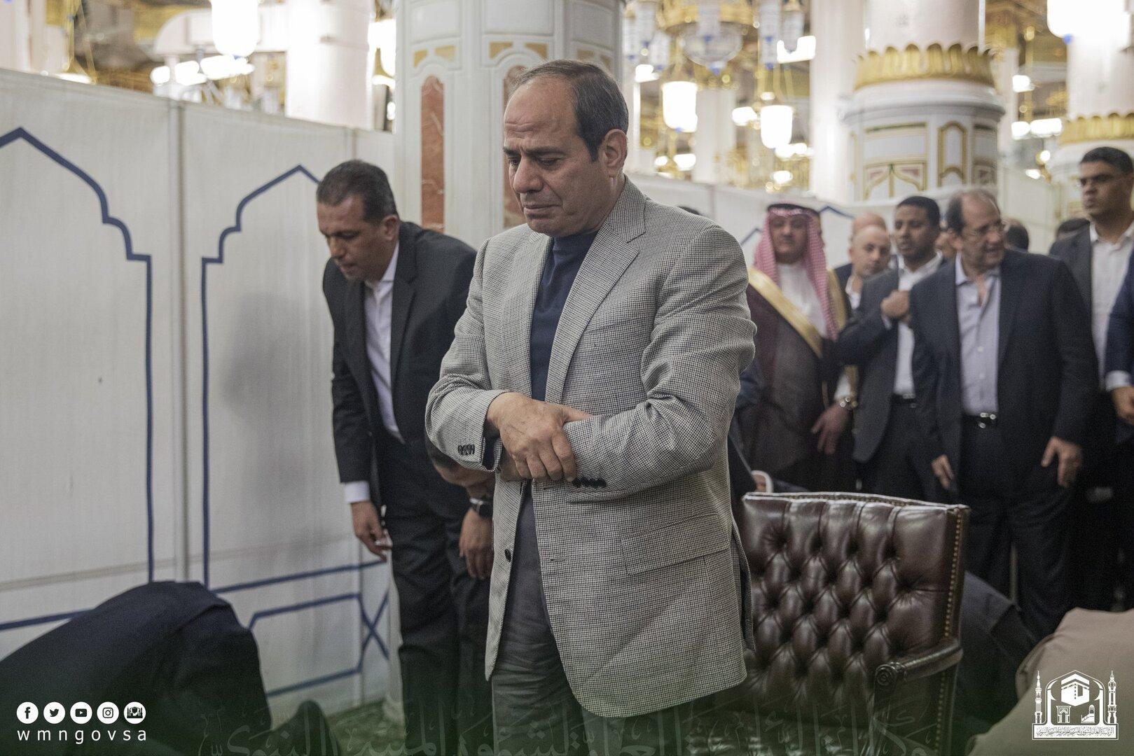 السيسي يبكي متأثرا في السعودية أمام قبر الرسول السيسي يبكي متأثرا في السعودية أمام قبر الرسول