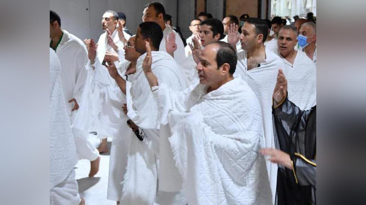لماذا رفع السيسي يده لحظة أداء العمرة؟ لماذا رفع السيسي يده لحظة أداء العمرة؟