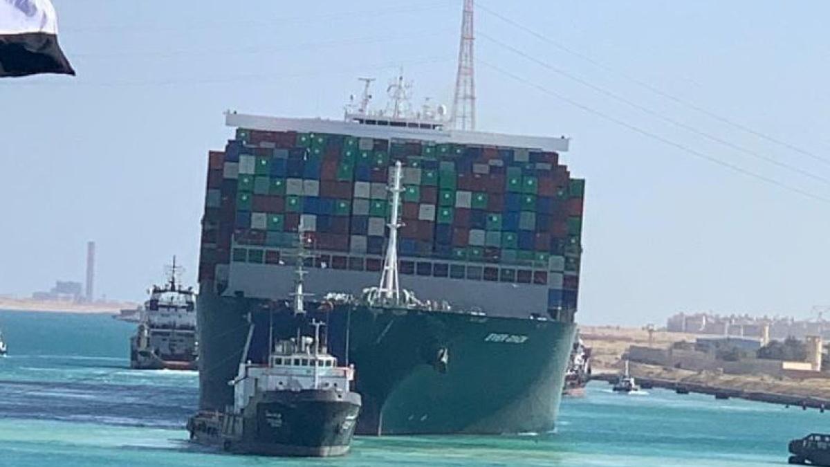 قناة السويس.. انتظام حركة الملاحة بعد قطر ناقلة نفط معطلة قناة السويس.. انتظام حركة الملاحة بعد قطر ناقلة نفط معطلة
