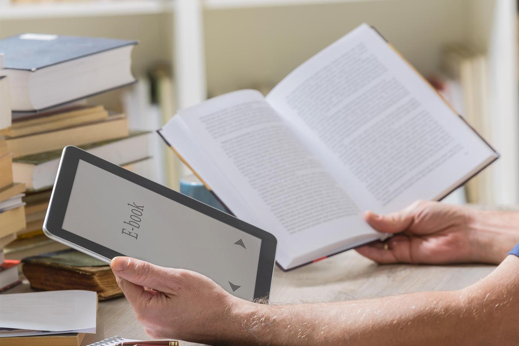 روكسي وفريدة تثيران الجدل في مصر بقراءة 100 كتاب في يوم روكسي وفريدة تثيران الجدل في مصر بقراءة 100 كتاب في يوم