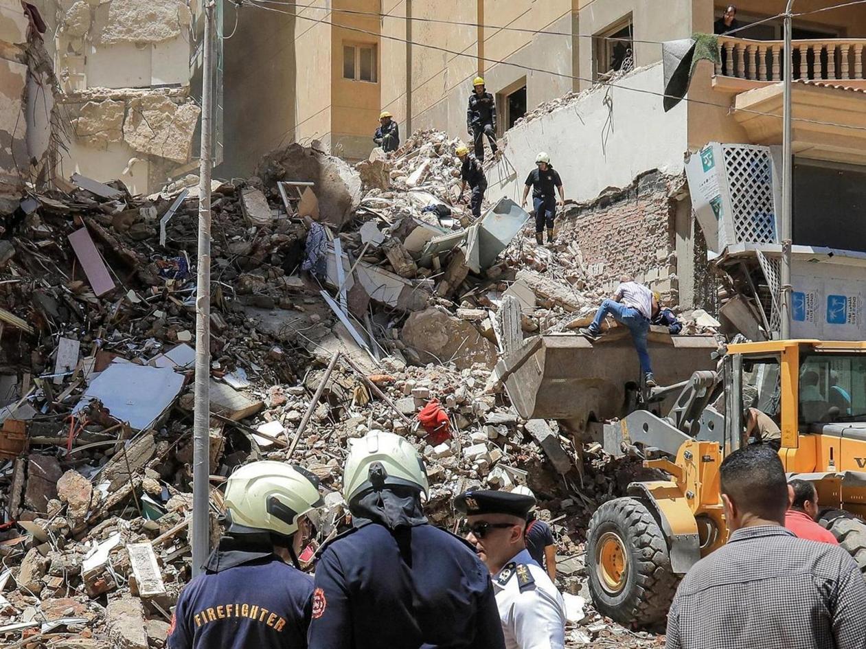 انتشال أحياء من تحت أنقاض عقار انهار في الإسكندرية انتشال أحياء من تحت أنقاض عقار انهار في الإسكندرية