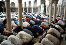 مصري يوزع المال من أعلى مسجد على الأطفال مصري يوزع المال من أعلى مسجد على الأطفال