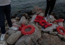 مهاجرون يتّهمون خفر السواحل اليوناني بالتسبّب في انقلاب قاربهم مهاجرون يتّهمون خفر السواحل اليوناني بالتسبّب في انقلاب قاربهم